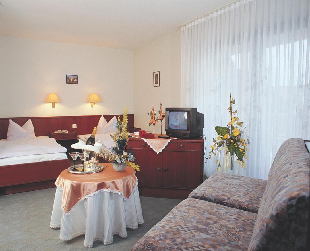 Hotel Zur Schmiede อัลส์เฟลด์ ภายนอก รูปภาพ